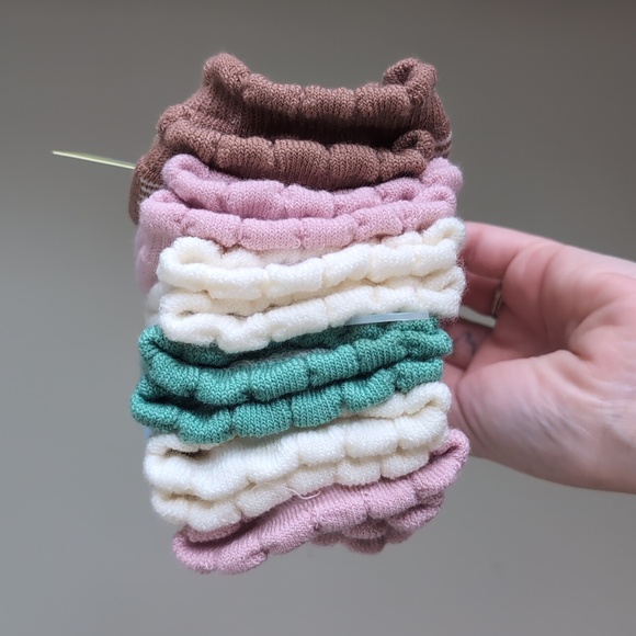 Gilmore Girls Gift Bundle - Cozy Blanket, XL Mug, 6 Pack Scalloped Socks 🧦 - Picture 11 of 13